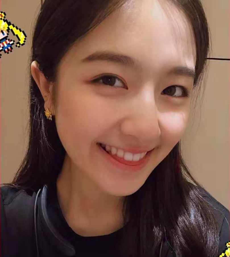 李兰迪瘦后自拍照太美,但谁注意她的手指甲?网友:太可爱了吧!