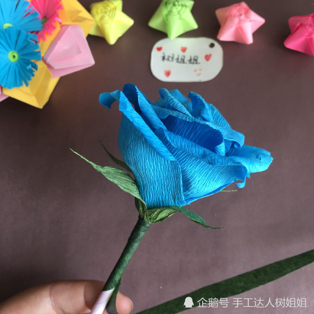 皱纹纸手工:8-12个纸片就可以制作出漂亮的蓝色玫瑰
