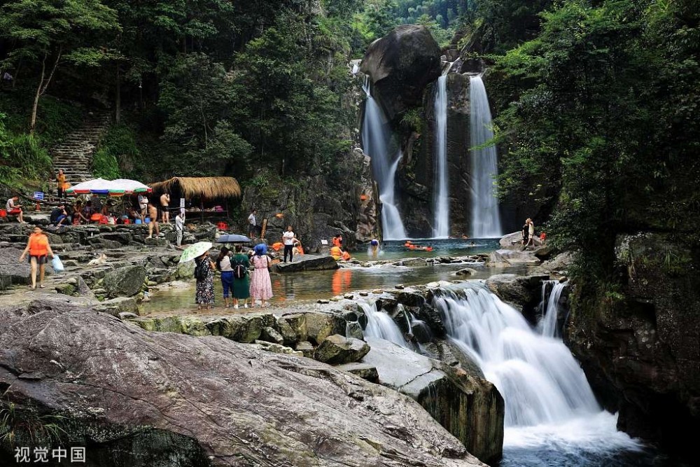 广西柳州:游客三友瀑布下觅清凉,一起来玩水呀!