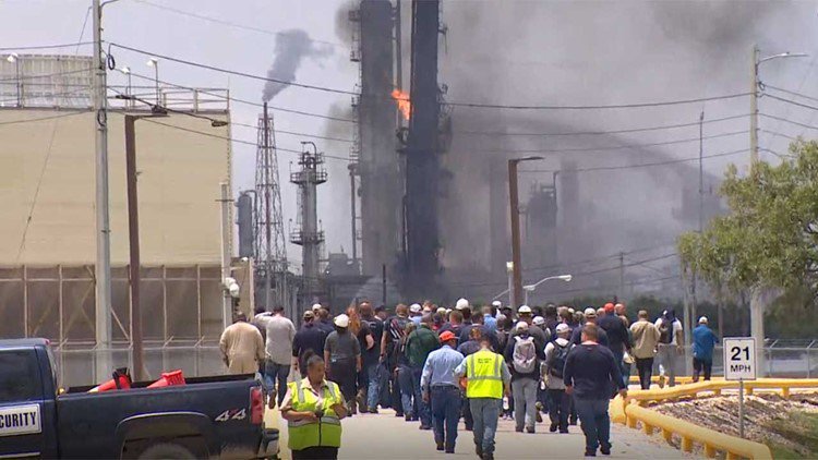 埃克森美孚一家化工厂爆炸起火 已造成37伤共66人送医