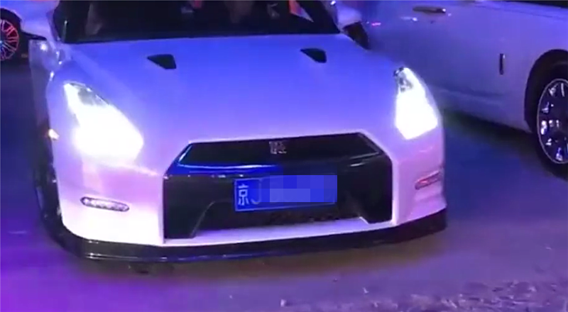 最"个性"gtr,车价185万,尾部贴"路飞",配尾灯很惹眼