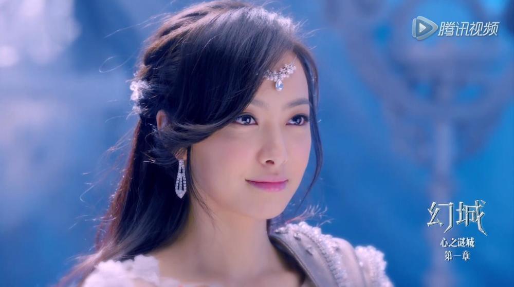 幻城中的男人婆梨落也有十个唯美造型,皇冠新娘和白发冰后最养眼