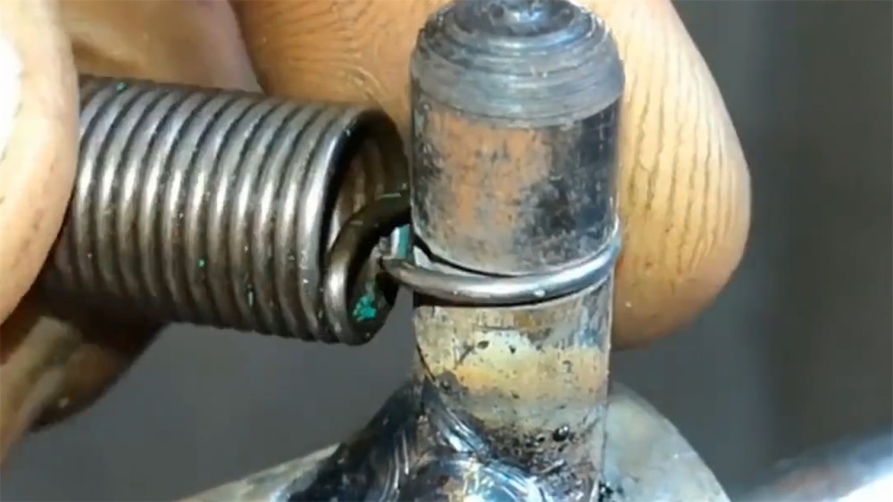 安装到圆管的一端,用电焊焊接,这是为了将一根和圆管等长的弹簧安装上