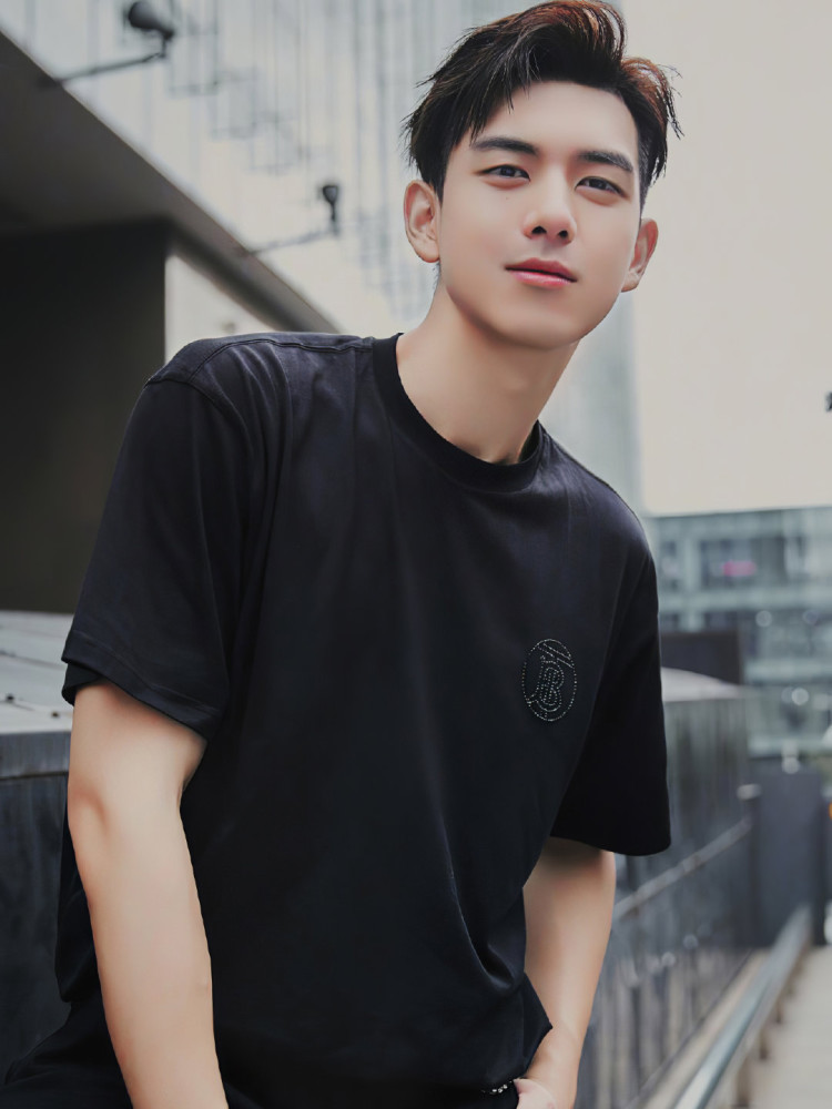 本以为李现的黑衣造型已经都惊艳了,没想到熊梓淇穿黑衣也很酷