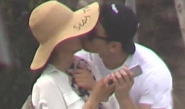 43岁李冰冰恋情曝光！小十几岁男友探班甜蜜亲吻