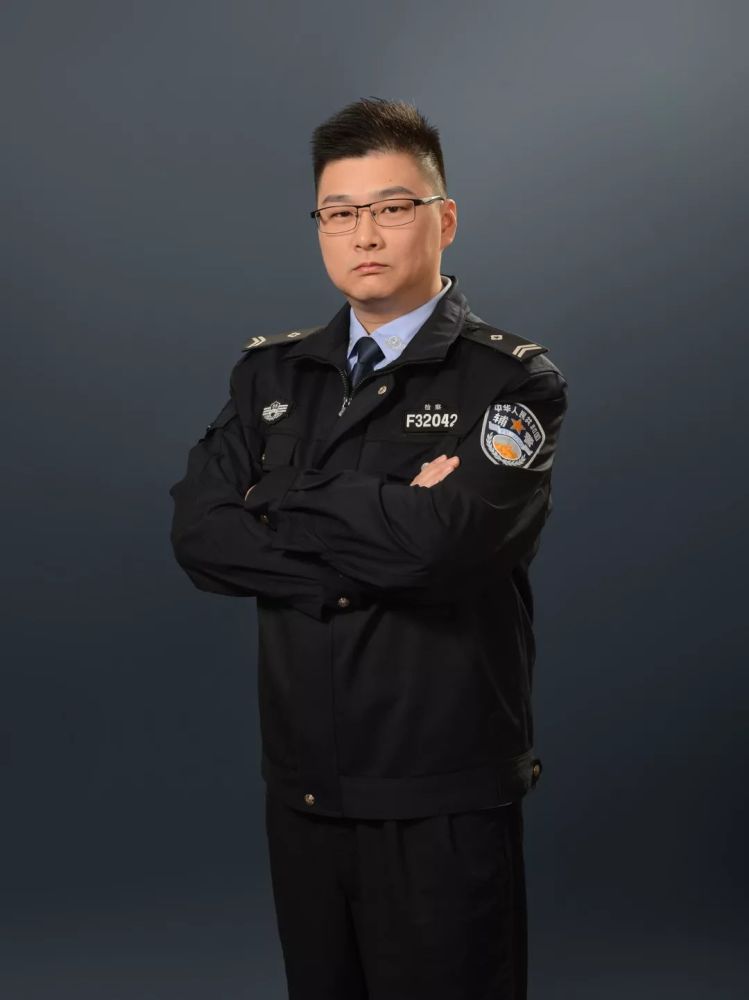 历任中国人民解放军73091部队排长,正连职参谋,副营职助理员,江苏