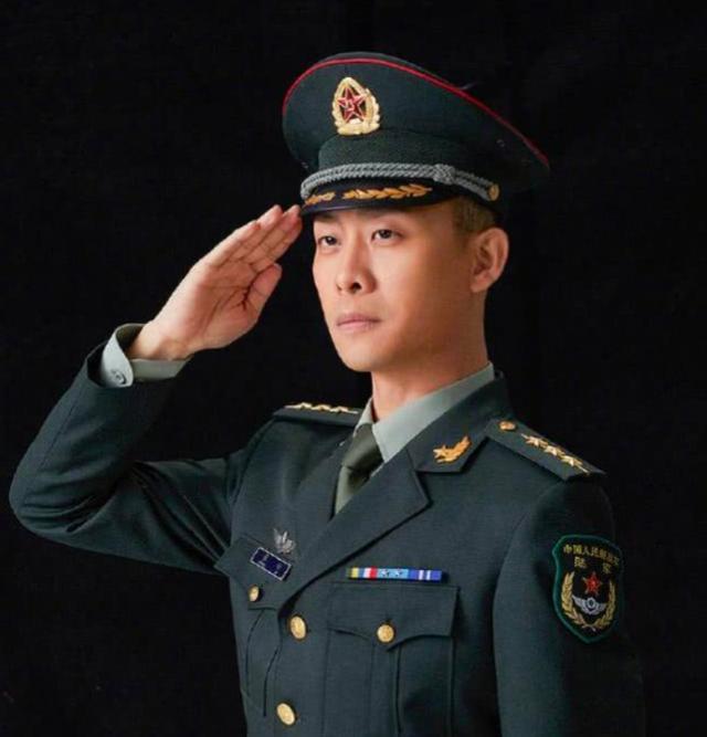 但是再怎么看也是他当初军人的照片最帅,而且他的敬军礼也是最标准的