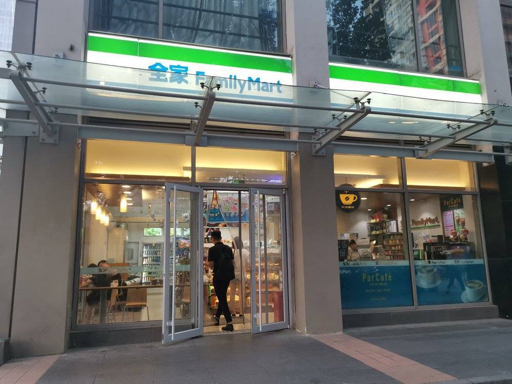 便利店城市经济学：不仅是年轻人的厨房，还成为私人的安全角落