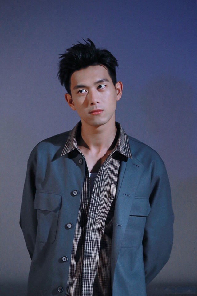 李现"表情"5连击,看到低头浅笑那一刻,粉丝:呼吸有点困难