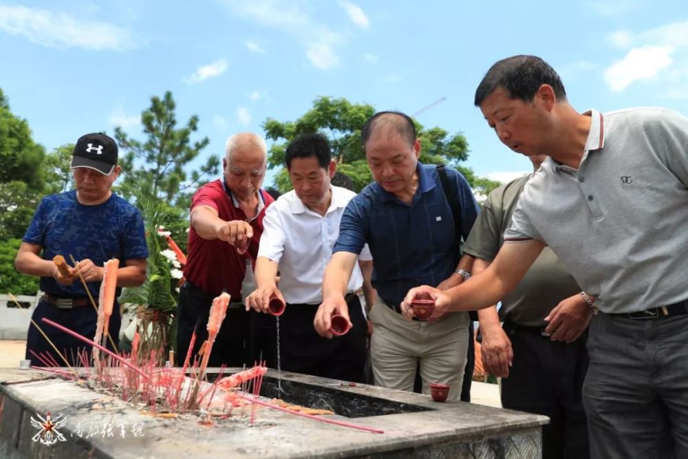 "面向官兵,当年参战时的指挥员,82岁高龄的老团长林美思说出了自己的