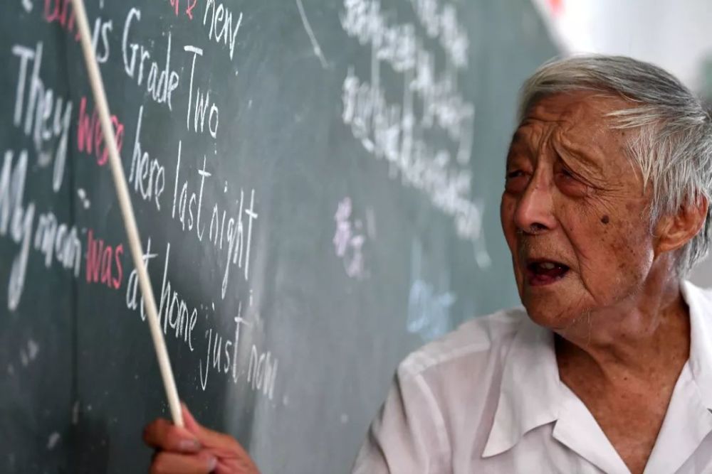坚守讲台40年的92岁老师叶连平:我的最后一口气要在讲台呼出去