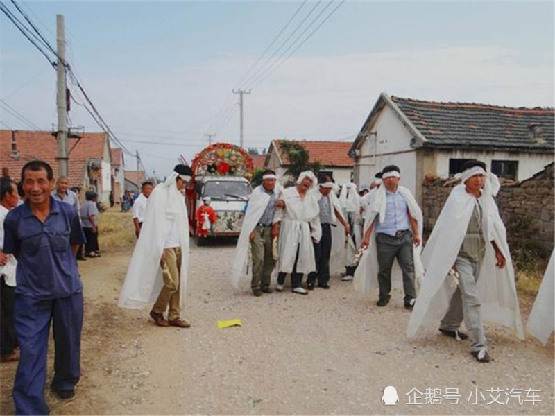 当结婚车队遇上出殡车队,到底谁先走?老人:走对吉利