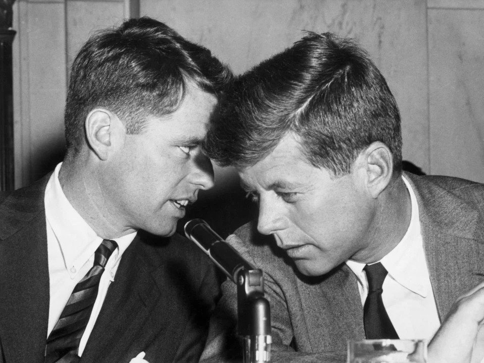 罗伯特·肯尼迪(左)和约翰·肯尼迪