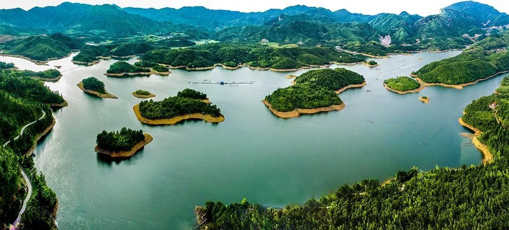 虎贝镇位于宁德蕉城西北边陲,因地处白溪岔山脉,似"猛虎下山"状,故名