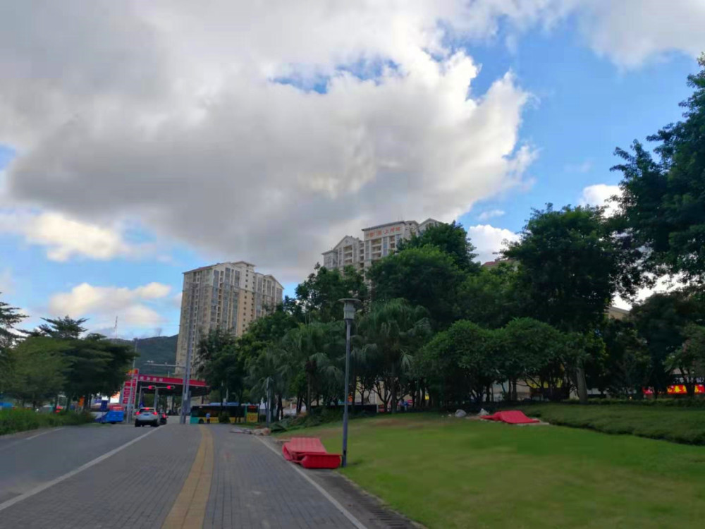 再来深圳民治,傍晚的云彩和街景相映成趣
