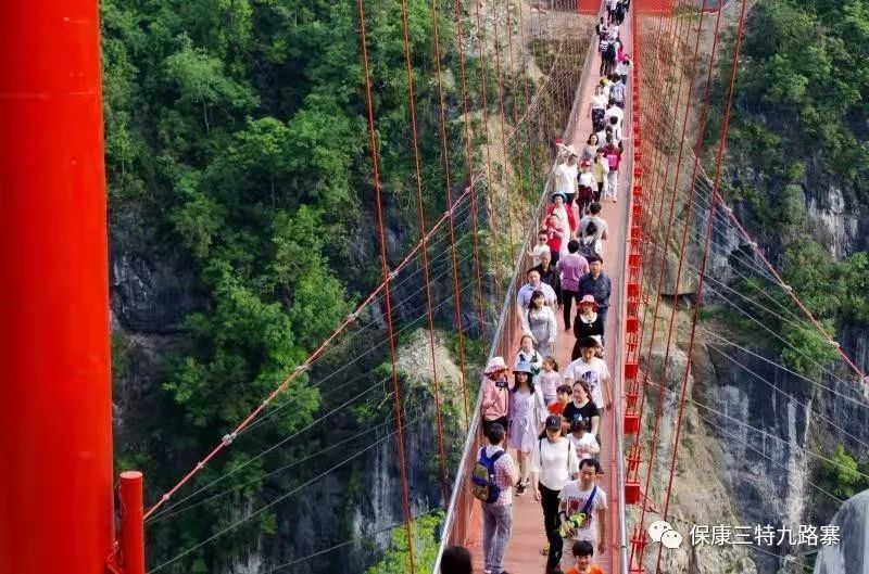 地处 大荆山脉核心的九路寨,最高海拔1426米,这里原始森林浩瀚,峡谷