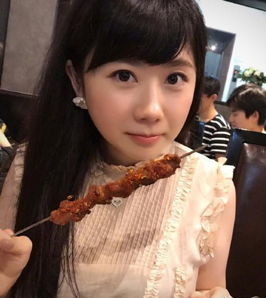 福原爱与友人吃晚餐,大口啃棒骨毫无包袱,身材却令网友诧异!