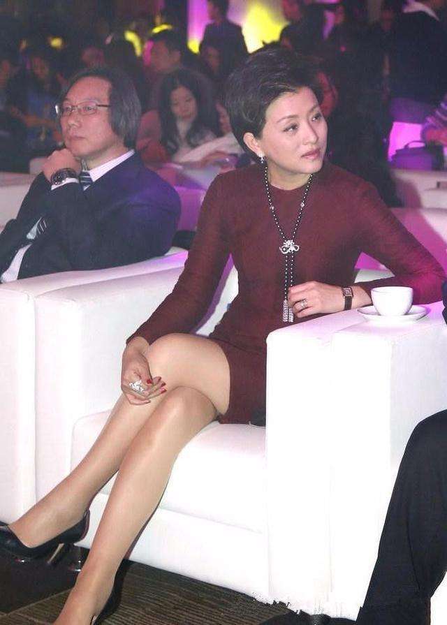 51岁杨澜一点不老网友晒机场合影未修图气质都那么好