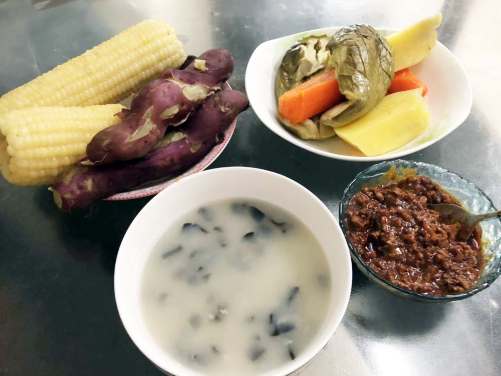 东北人家普通的早餐,三菜一粥,成本10块钱,你看看怎么样?