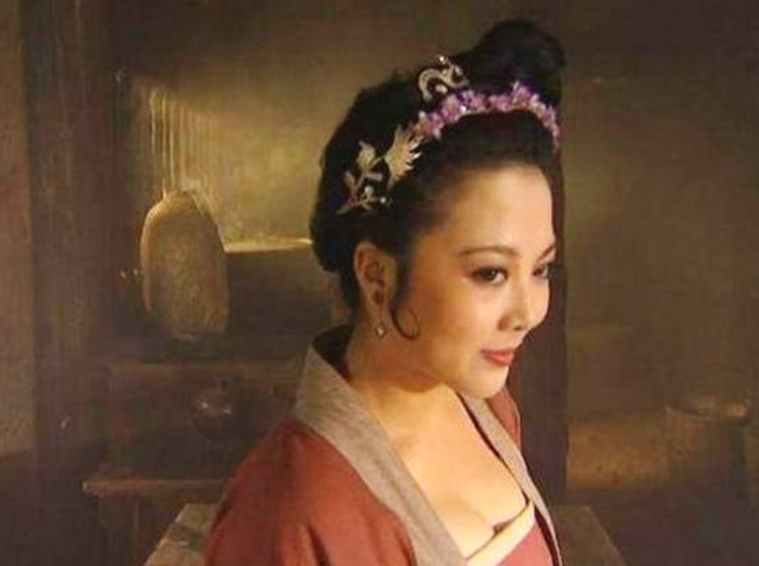 张青看到孙二娘被武松制服,却没有出手相救,这体现了