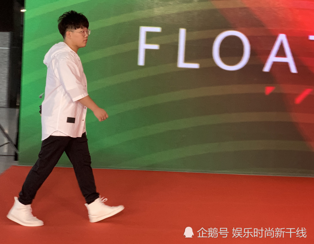 新锐歌手周岩博受邀中央电视台大型节目青春飞扬艺术盛典红毯走秀