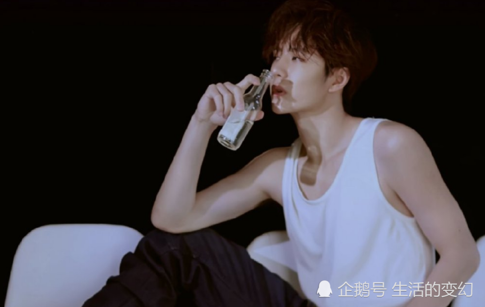 照片中的王一博身穿白色背心,胳膊上的肌肉也是非常的明显.