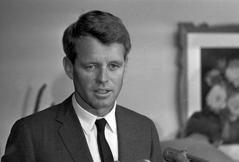 1964年,时任美国司法部长的罗伯特·肯尼迪在其办公室拍摄了这张照片.