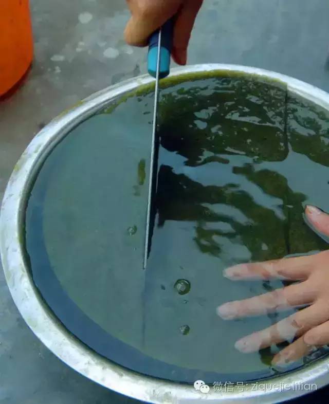 溶水后的草灰水 放入草灰卤水,点卤,神奇的物理化学反应开始