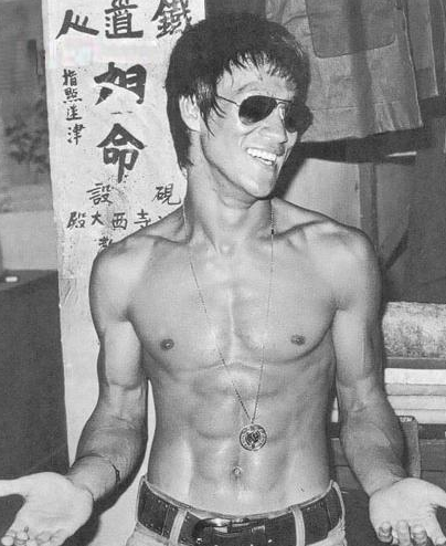 李小龙罕见照片曝光,不仅拥有蝙蝠背,一脚能踹飞两百斤沙袋