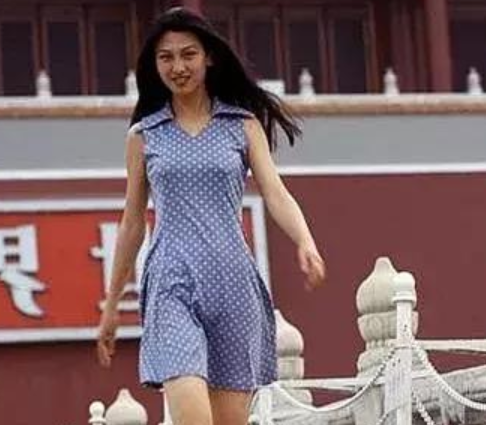 90年代中国老照片:穿着连衣裙的美女,图5现在很多人还