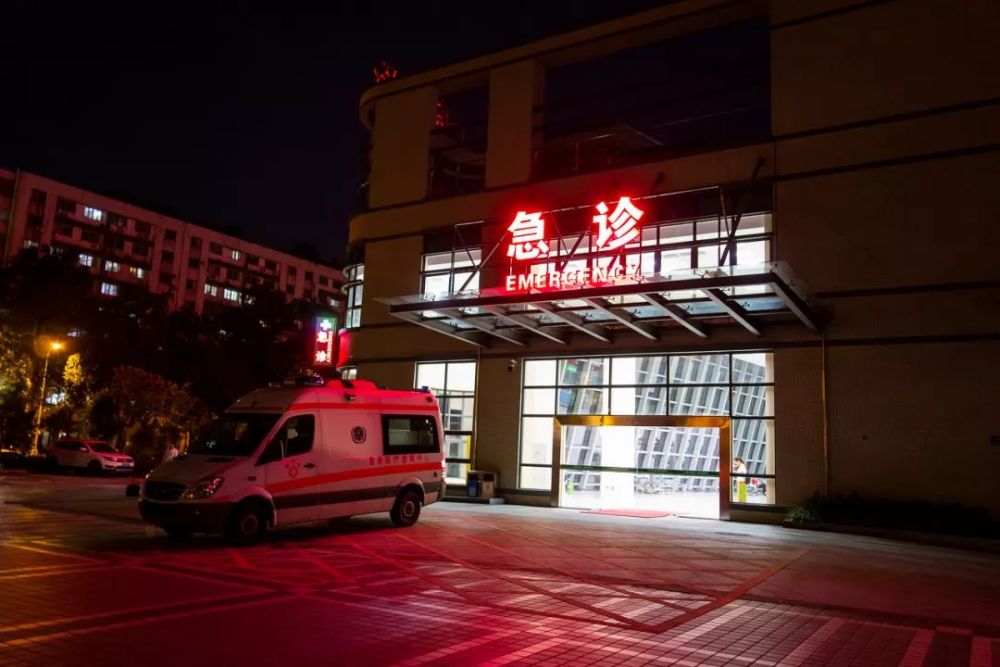 医院副院长周建新展示了新制度实施之后的变化:一是急诊预检分诊在