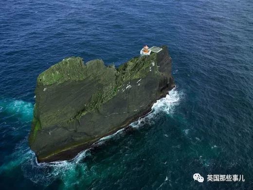 距离冰岛海岸线约6英里,只能坐直升机到达.