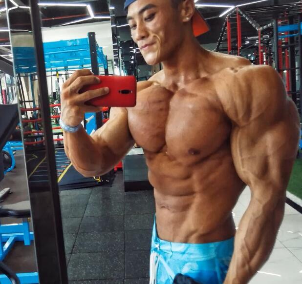 上图中这位健体肌肉男出自于鹿家门,名叫李鸿潇.