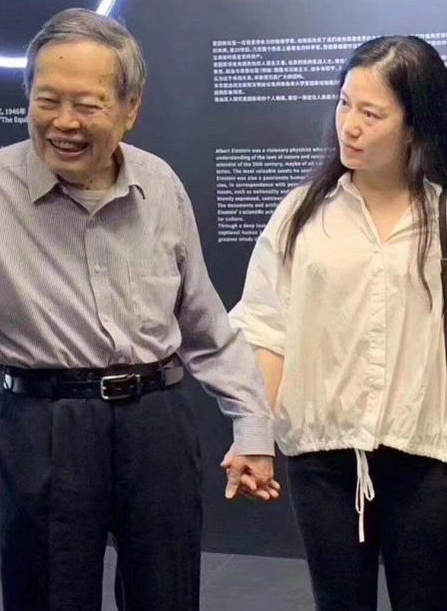 杨振宁携娇妻游清华,不被看好的爷孙恋,活出了世人羡慕的模样!