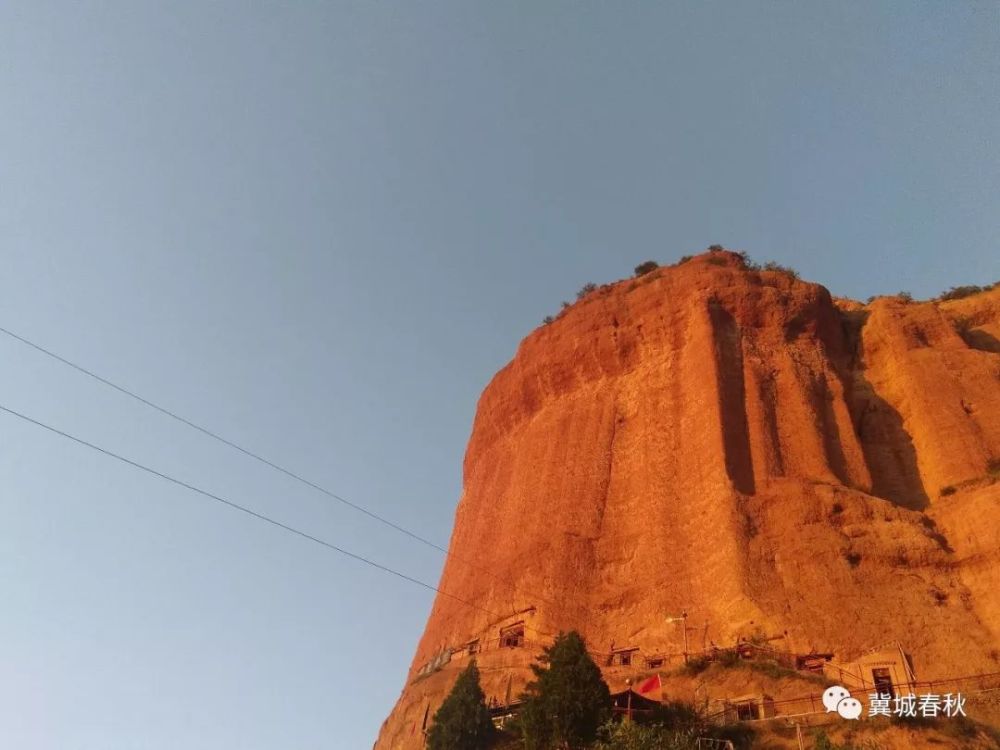 朱崖妙壁,危峰兀立,霞染朱山,辉映华盖.