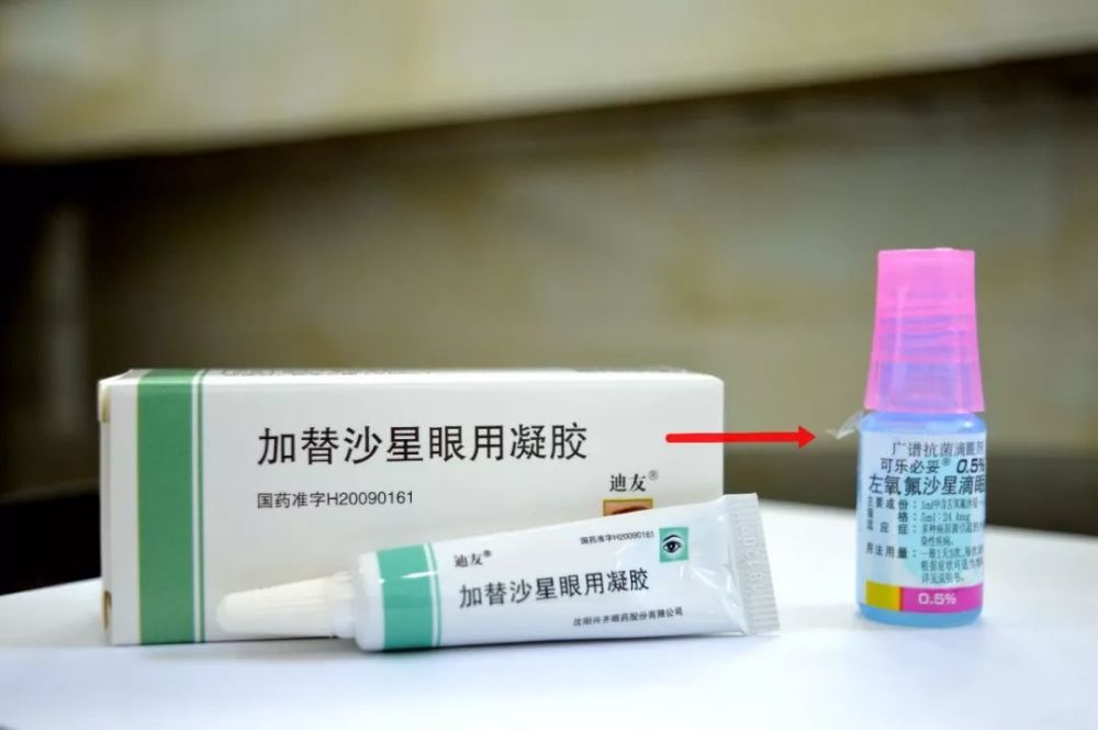 加替沙星眼用凝胶每天涂4次,用完后改用 左氧氟沙星滴眼液,同法