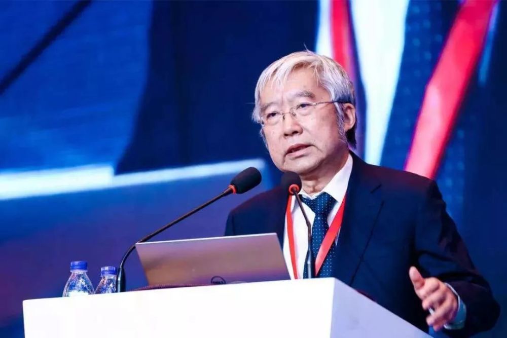 人民币汇率11年首次破7!怎么办?这位高层智囊