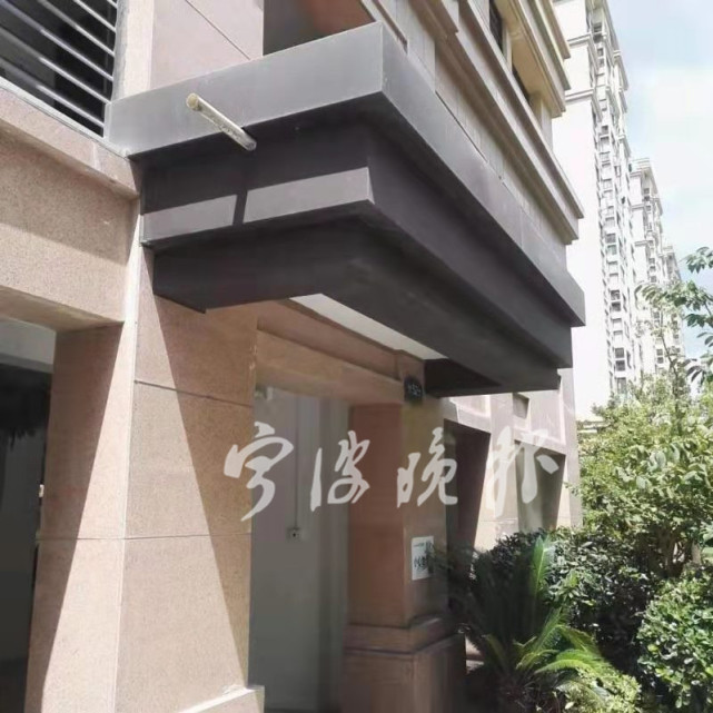 江北姚景花园一楼道混凝土雨棚整体掉落!