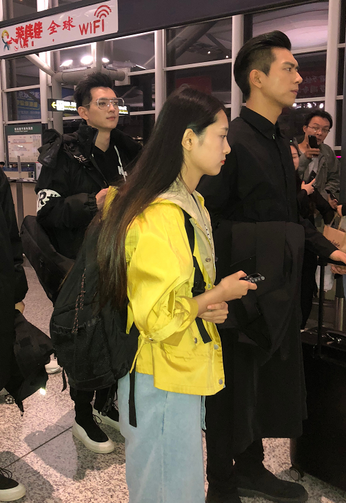 李现片场照流出,却被身边的"女助理"抢镜,网友:接受不