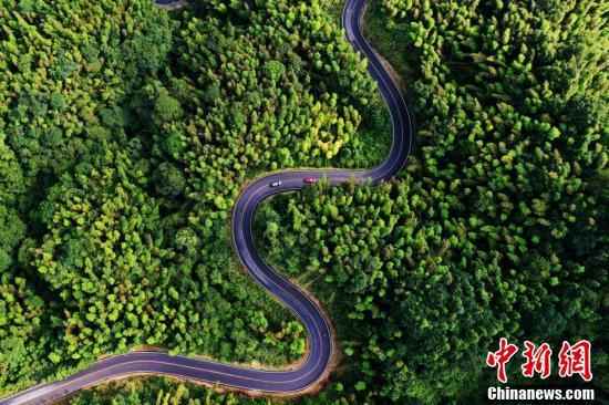 看天下:航拍江西百丈山盘山公路 蜿蜒曲折如巨龙