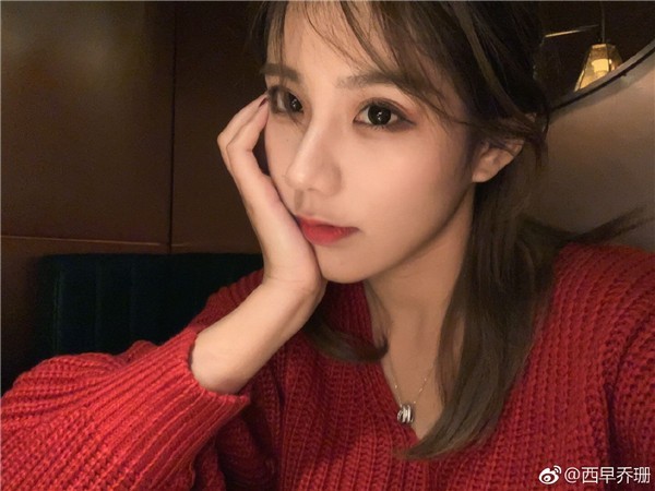 cfml丨解说席上如此多娇 乔珊一笑各路玩家竞折腰