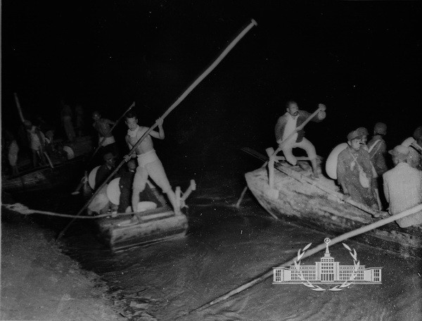 《夜渡黄河》1947年6月30日,袁克忠摄 我刘邓大军于1947年6月30日在张