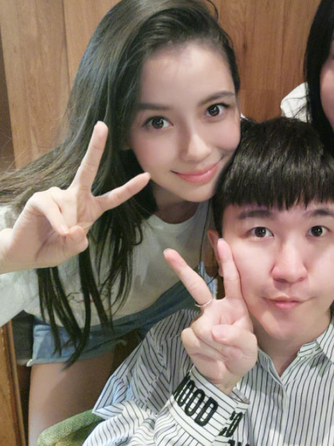 杨颖不管和谁合影都是剪刀手唯独遇到他女神画风就变了
