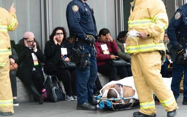 纽约列车出轨事故103人受伤 车门受损玻璃破裂