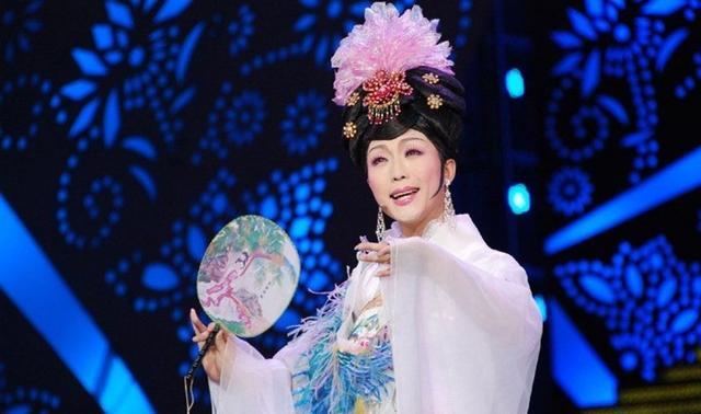 李玉刚女装有多"以假乱真"?国外惊艳亮相,老外不相信