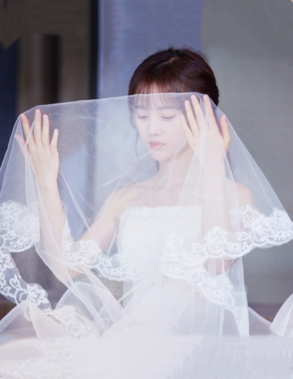 本以为张雪迎穿婚纱够漂亮了,当看到鞠婧祎后:不愧是