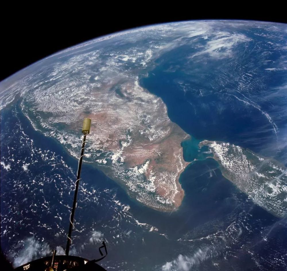 从双子座计划航天器上鸟瞰地球上的印度锡兰.