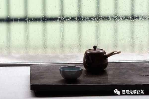 雨天标配煮一壶茯茶听雨品茶