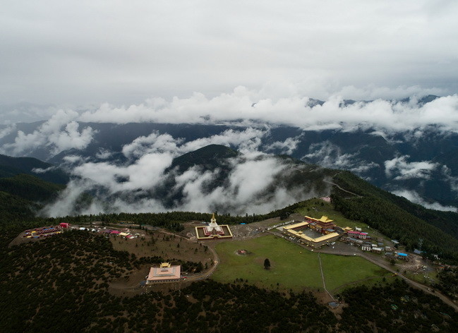 在雅江县八角楼乡,云雾环绕在帕姆岭寺(无人机拍摄.