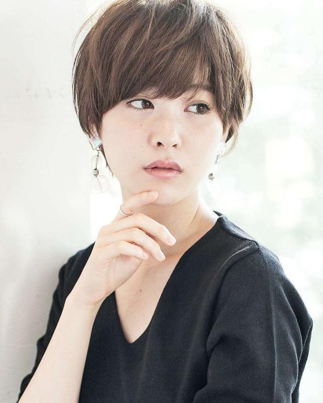 圆脸女生剪短发要记住这三点,按这八款发型设计,减龄